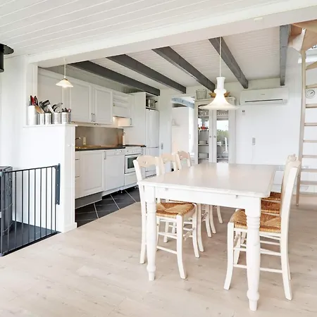 6 Person In Hemmet-by Traum