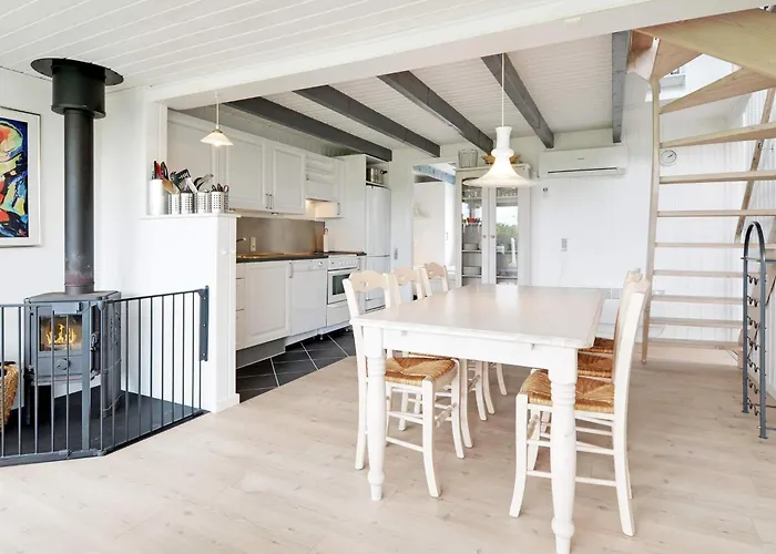 6 Person In Hemmet-by Traum