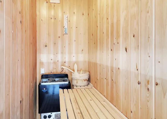 6 Person In Hemmet-by Traum